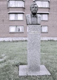 Памятник А. Петрову на Аллее Славы Гуманитарного университета профсоюзов. Фото Н. Колдышевой. 9 сентября 2008 г.