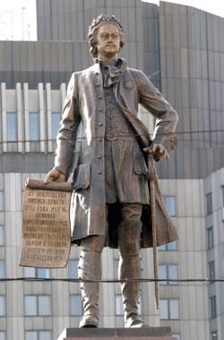 Памятник Петру I у гостиницы "Прибалтийская". Фото с сайта http://smena.ru/