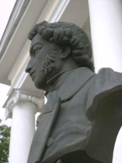 Памятник Пушкину у ИРЛИ. Фото В. Лурье с сайта http://www.petrograph.ru/