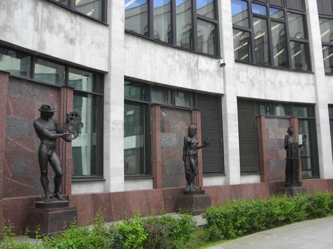 Скульптура у здания РНБ. Фото А. Разумова с сайта http://al-spbphoto.narod.ru/