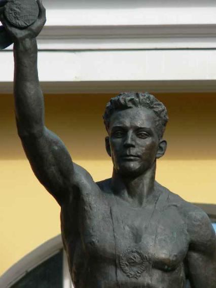 Памятник Н. Соловьеву. Фрагмент. Фото В. Лурье с сайта http://www.petrograph.ru/