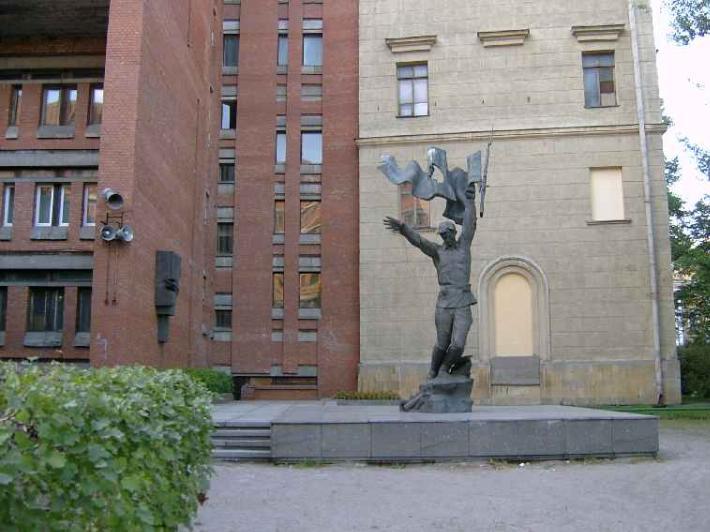 Памятник погибшим сотрудникам ЛЭТИ. Фото В. Ф. Лурье с сайта http://www.petrograph.ru/