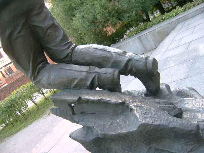 Памятник погибшим сотрудникам ЛЭТИ. Фрагмент. Фото В. Ф. Лурье с сайта http://www.petrograph.ru/