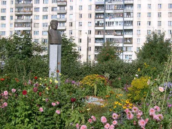 Памятник С. Федорову. Фото В. Лурье с сайта http://www.petrograph.ru/