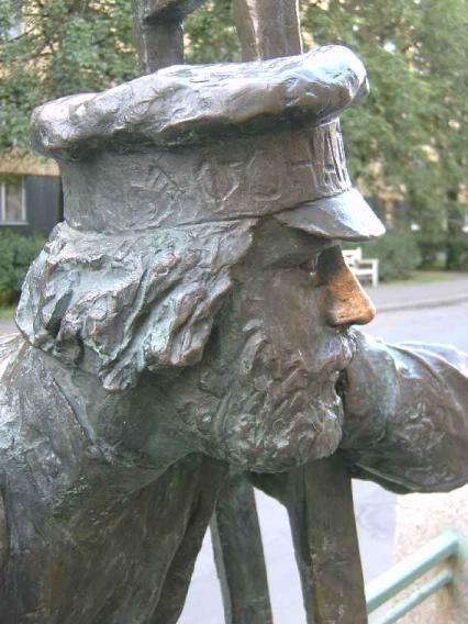 Памятник Фонарщику. Фрагмент. Фото В. Лурье с сайта http://www.petrograph.ru/