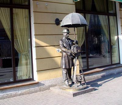 Памятник фотографу. Фото с сайта www.gbr.ru