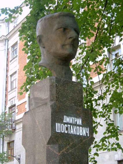 Памятник Д. Шостаковичу. Фото В. Лурье с сайта http://www.petrograph.ru/