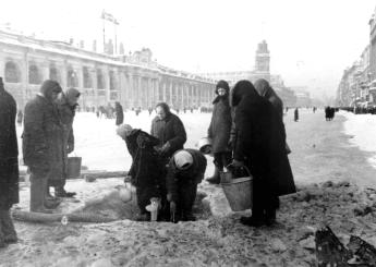 Жители Ленинграда берут воду из места прорыва уличной водопроводной сети