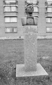 Памятник Б. Эйфману на Аллее Славы Гуманитарного университета профсоюзов. Фото Н. Колдышевой. 9 сентября 2008 г.