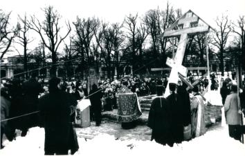Installing the wooden worship cross in the memory about the destroyed Cathedral of St. Catherine and the priest-martyr Ioann (Kochurov)  who was  buried under it.