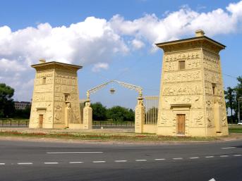 Egiptian Gated, the