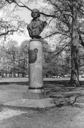 Monument to F.I.Shubin.