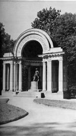 Monument to Empress Maria Fedorovna in Pavlovsk.
