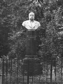 Надгробие И. А. Гончарова в некрополе Литераторские мостки. Скульп. В. И. Татарович, Г. Д. Ястребенецкий. 1960.