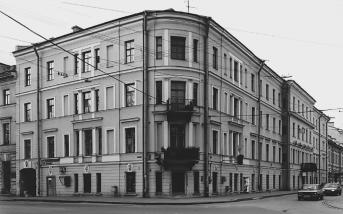 Дом, в котором жила семья Бенуа (просп. Римского-Корсакова, 37).