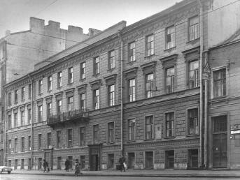 Дом на 1-й линии Васильевского острова, в котором жил Г. Шлиман.