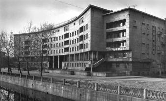 Набережная р. Карповки. Первый жилой дом Ленсовета. Фото 1999