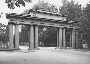 Pavlovsk. The Nikolaevsky Gates.