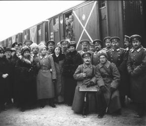 Прощание с Петербургом: отправление воинского эшелона на фронт. Фото 1914.