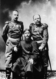 G.E Rasputin (centre) in Tsarskoe Selo. Photo, 1912.