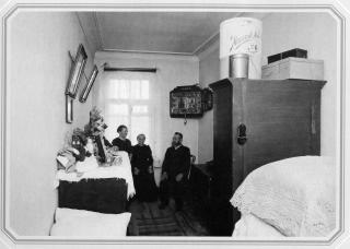 Комната в квартире рабочей семьи на Нарвском проспекте. Фото 1900-х гг.