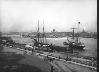 Bolshaya Neva River at the Nikolaevksya Embankment. Photo. Between 1910 and 1912.