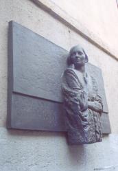 Memorial plaque to O.F.Bergholz (7 Rubinsteina Street).