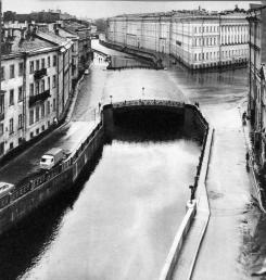 Pevchesky Bridge across the Moika River.