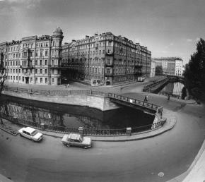 Kokushkin Bridge across the Griboedova Canal.