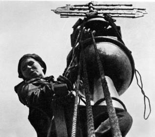 Снятие маскировочного чехла со шпиля Адмиралтейства. Фото 30 апреля 1945.