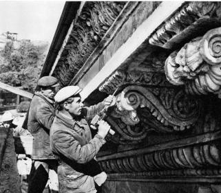Clearing of the stone facing of the Kazan Cathedral.