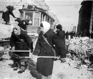 Snow Removal on Mezhdunarodny (Moskovsky) Avenue. Photo by D.Trakhtenberg. March, 1942.