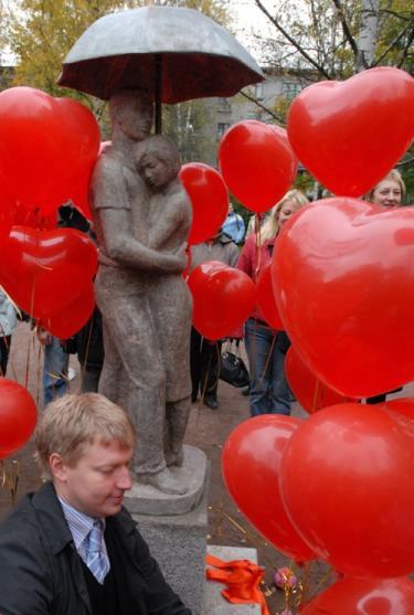 Памятник влюбленным. Фото с сайта http://www.gazeta.spb.ru/