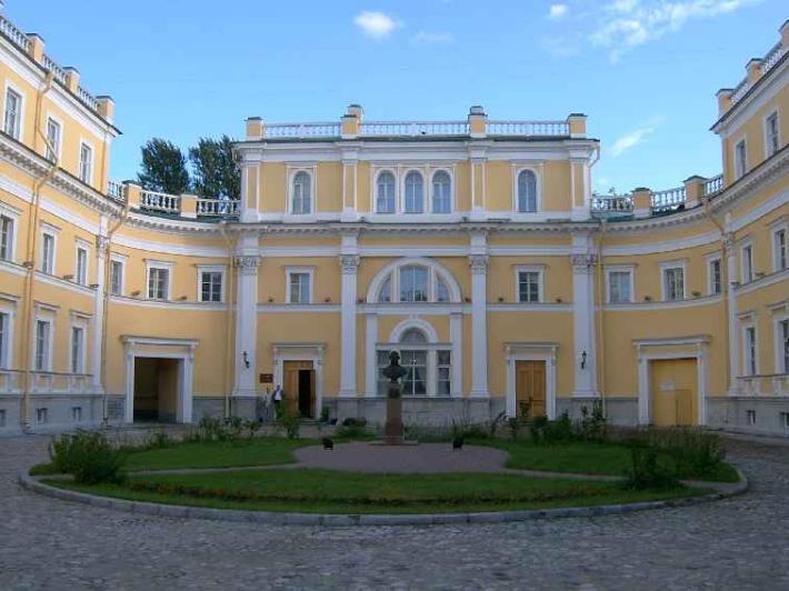 Памятник Г. Державину. Фото В. Лурье с сайта http://www.petrograph.ru/