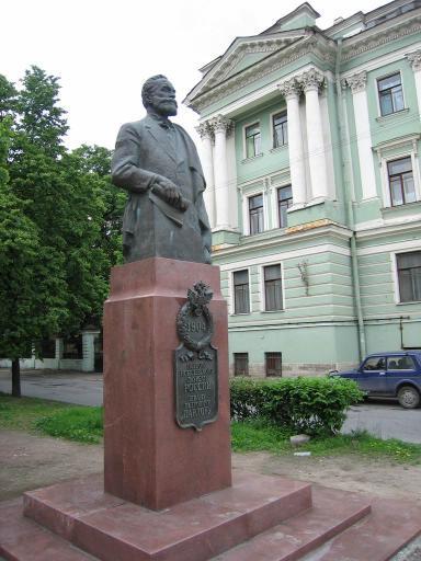 Бюст академика И.П. Павлова на Тифлисской ул. 15 июня 2005 г. Фото А. Разумова с сайта http://al-spbphoto.narod.ru/