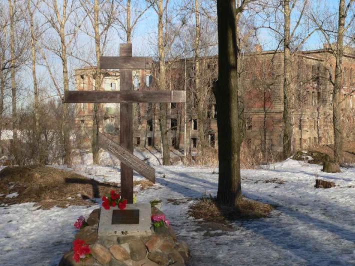 Памятный крест на месте церкви Покрова Пресвятой Богородицы в Рыбацком.  Фото В.Ф.Лурье http://www.petrograph.ru/