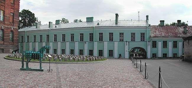 Единорог, лабиринт, вход во дворик Филологического факультета СПбГУ. Фото Т.М. Шеломовой с сайта http://portal.phil.spbu.ru/