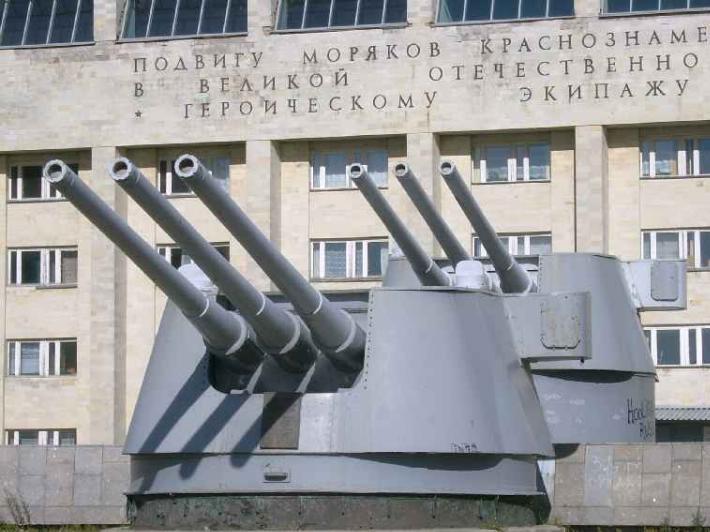 Памятник Экипажу крейсера "Киров". Фото В.Ф. Лурье с сайта http://www.petrograph.ru/