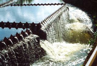 Сбор очищенной воды. Водосборный лоток, радиальные и кольцевые зубчатые водосливы вторичных отстойников