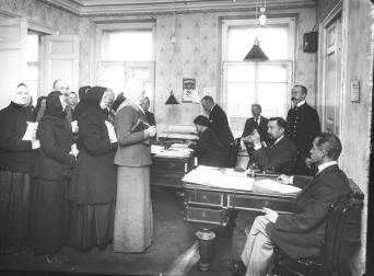 Выдача пособий в комитете 3-го Городского попечительства о бедных. 1915-1916. Фотоателье К.К. Буллы. ЦГАКФФД