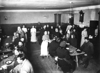 Бесплатная столовая 3 –го Городского попечительства о бедных. 1915-1916. Фотоателье К.К. Буллы. ЦГАКФФД