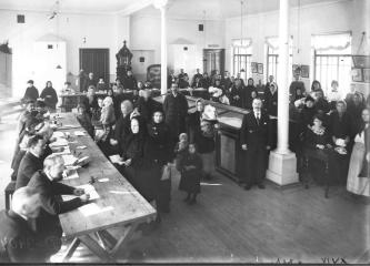 Выдача пособий в комитете 3-го Городского попечительства о бедных. 1915-1916. Фотоателье К.К. Буллы. ЦГАКФФД