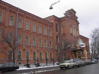 Здание бывш. Дома призрения в память Брусницыных (Косая лин., 15а). Источник фотографии: http://al-spbphoto.narod.ru/center/VO_Kosaja15a_Morskaja_akademia_21-02-2005.JPG