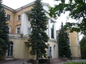 Памятник Герою Советского Союза генерал-лейтенанту инженерных войск Д.М. Карбышеву у здания бывшего дворца Палей, занимаемого Пушкинским высшим военным строительным училищем