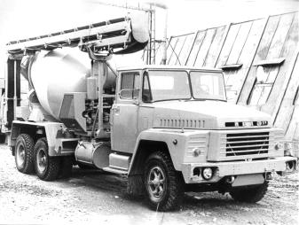 Automatic concrete mixer.