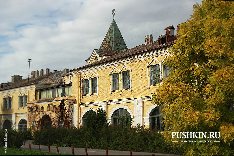 Казармы Собственного ЕИВ Конвоя фото с сайта http://pushkin.ru/town/kazarmyi-sobstvennogo-ego-imperatorskogo-vyisochestva-konvoya.html